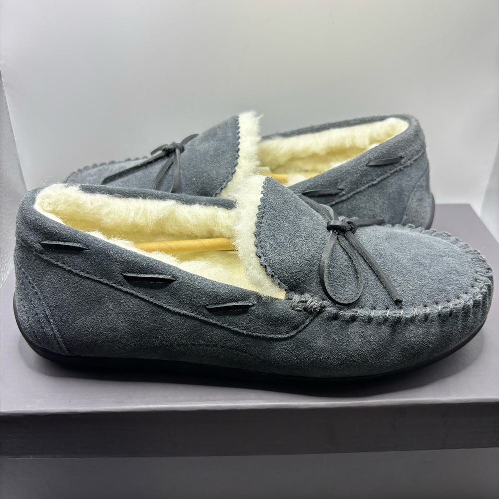 ABEO Amble Bow Slipper Size 6 
Grey suede moccasin slippers with fleece lining